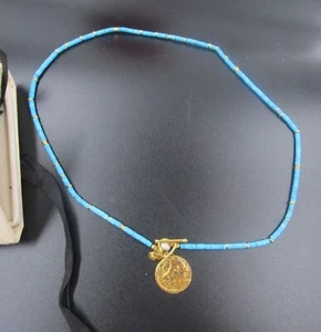 MAYAMAR blaue Perlenkette mit Goldmünzenanhänger & Perlenakzent - Bild 1 von 4