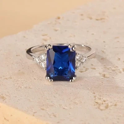 Anillo de boda para mujer con zafiro azul simulado corte esmeralda enchapado en oro blanco de 14K Foto 1 de 4