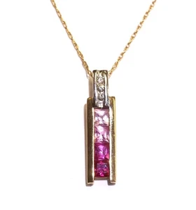 Collar colgante barra rubí rojo zafiro rosa diamante 0,03 quilates oro amarillo 10k 2,1 g - Imagen 1 de 7