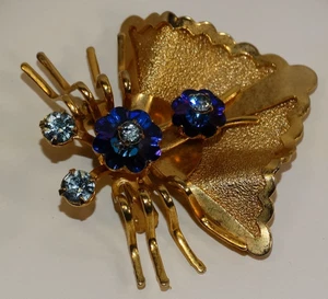 A13 VINTAGE STRASS BROSCHE STILISIERT SCHMETTERLING BLAUE STEINE GOLD METALL UNSIGNIERT - Bild 1 von 4