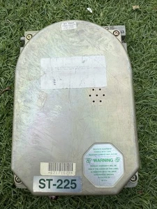 Hard disk interno Seagate retrò vintage modello ST-225 non testato ricambi riparazioni - Foto 1 di 8