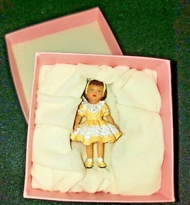 Mini Muñeca 2" Vestido Amarillo con Crinolina En Caja Personalizada Rosa Forrada de Satén - Imagen 1 de 9