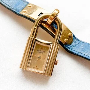 Reloj Hermes Kelly Damas Esfera Dorada Cuarzo Cuero Azul Claro Funcionando 20mm - Imagen 1 de 5