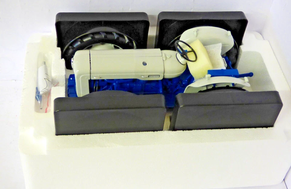 Universal Hobbies Ford County  super 4 1963 4 wheel drive  grey/blue 1:16 Scale - Image 1 of 1