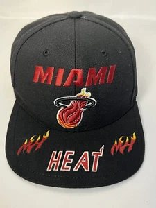 Cappello SnapBack Mitchell & Ness Miami Heat Cappello Nero Fiamme con Licenza Ufficiale - Foto 1 di 8