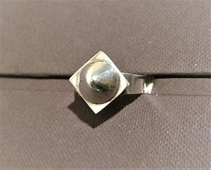 Anello, argento 925, corpo cavo a forma di cono su piastra metallica quadrata - Foto 1 di 3
