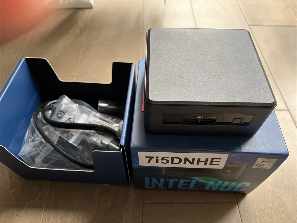 Intel NUC 7i5DNHE intel i5-7300U 2.6GHz, 8GB RAM, 256GB SSD Win 10 Foto 1 de 1