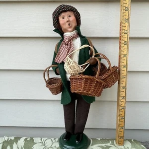 Byers Choice Caroler 2009 Basket Seller Maker Vendor Man The Carolers - Picture 1 of 14