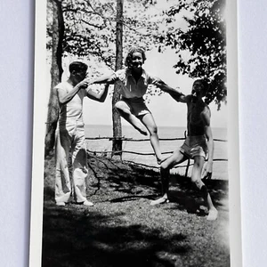 Fotografía instantánea de colección hermosa mujer hombre acrobacias animadoras verano diversión - Imagen 1 de 8