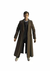 10th DR TENTH DOCTOR WHO FIGURE IN BROWN TRENCH COAT & WHITE CONVERSE TRAINERS - Picture 1 of 2