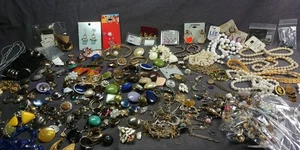 4 Pfund Schmuck Fundstücke gebrochen einzelner Ohrring Halskette Perle unbekannt Vintage Posten - Bild 1 von 24