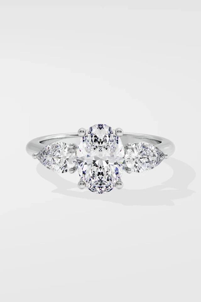 Anillo de compromiso de tres piedras de diamantes cultivados en laboratorio VS1 de corte ovalado de 2,50 quilates de oro blanco de 14 k Foto 1 de 4