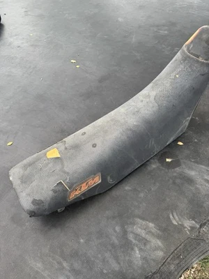 2000 - 2003 KTM 520 EXC SEAT CUSHION BLACK PAD SADDLE 200 250 300 400 525 SX MXC - Image 1 of 4