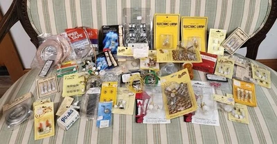 Enorme lotto luci e cablaggi vintage per casa delle bambole - 3,5 libbre di oggetti - Immagine 1 di 4