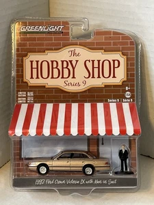 Greenlight 1992 Ford Crown Victoria LX mit Mann im Anzug The Hobby Shop Serie 9 - Bild 1 von 3