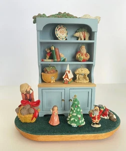 Hallmark Mrs Claus’ Armario con mini adornos y pieza expositora - Imagen 1 de 5
