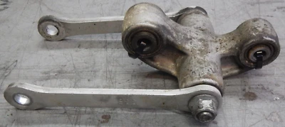 SUZUKI GSXR600 SRAD 1997-2000 OEM SUSPENSIÓN TRASERA ELEVADOR DOGBONE COJÍN S21 Foto 1 de 4