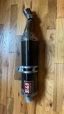 Yoshimura - 1115462 - TRS Street Series Atornillable, Silenciador de Fibra de Carbono Foto 1 de 4