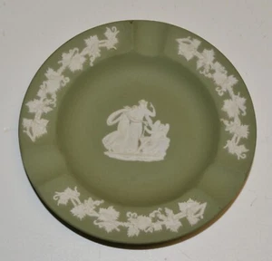 Cenicero De Colección WEDGWOOD Inglaterra Jaspe Verde Blanco Relieve CUPIDO DORMIDO 4 3/8"d - Imagen 1 de 3