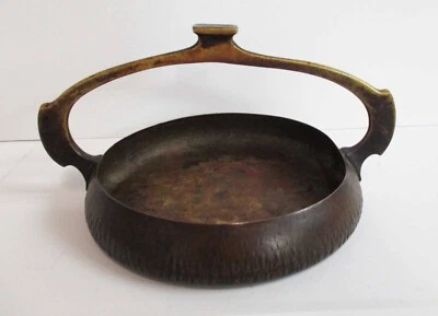 Antigua cesta artesanal con textura de cobre con mango de latón WMF Alemania años 1910 Foto 1 de 4