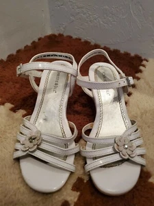 Christie & Jill Girls girls White flower Sandal Buckle Strap, Heel  ~ SZ.1 - Picture 1 of 7