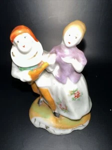 Estatuilla de porcelana vintage de hombre tocando laúd y mujer hecha en Japón - Imagen 1 de 5