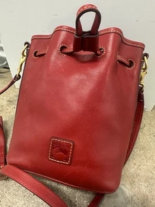 Bolso Bandolera Dooney & Bourke Florentino Pequeño de Cuero con Cordón en Rojo - Imagen 1 de 16