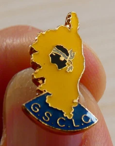 BEAU PETIT PIN'S CARTE LA CORSE TETE DE MAURE G.S.C.L.C. - Foto 1 di 3