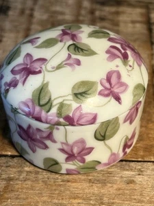 Caja de baratijas de porcelana vintage púrpura violetas diseño floral con tapa caja redonda - Imagen 1 de 10