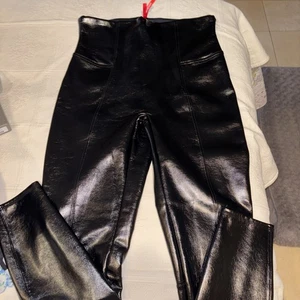 Neu! SPANX Damen XL Kunstleder Leggings klassisch schwarz SPANXshape™ Neu mit Etikett - Bild 1 von 5