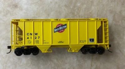 HO Scale Chicago & Northwestern RR Yellow 2 Bay Covered Hopper Car 4127 Atlas - Image 1 of 4