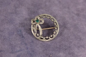 Vintage ⅞" Diameter 10K White Gold Brooch Pin w Emerald in Wreath Design - 1.7g - Picture 1 of 5