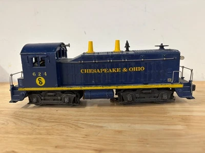 Lionel Postwar 624 Chesapeake & Ohio NW-2 Diesel Switcher Locomotive - RUNS - Image 1 of 4