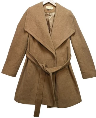 Abrigo envolvente Michael Kors para mujer mezcla de lana con cinturón manga larga talla grande camel Foto 1 de 4