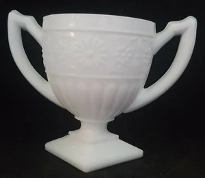 ¿MARGARITA INDIA? TAZÓN DE AZÚCAR ABIERTO 2 ASAS EN VIDRIO DE LECHE BLANCO PEDESTAL CUADRADO - Imagen 1 de 6
