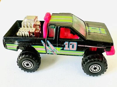 CAMIONETA PICKUP HOT WHEELS ELEVADA # 131 NEGRA CARROCERÍA RÍGIDA NISSAN CON INTERIOR ROSA 4x4 Foto 1 de 4