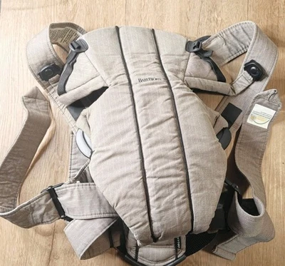 Portabebés ajustable de algodón orgánico Baby Bjorn nogal a rayas 8-26 libras Foto 1 de 4