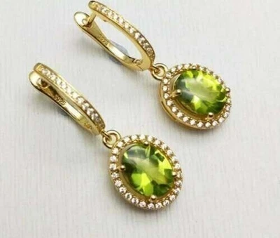 Pendientes colgantes de peridoto simulado de corte ovalado de 2 quilates enchapados en oro amarillo de 14 k Foto 1 de 4