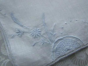 Vintage weißes Taschentuch mit gesticktem Halbkreis in blau offener Fadenarbeit - Bild 1 von 6