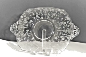 Antiguo plato transparente grabado en punto de rosa Cambridge con asas - Imagen 1 de 2