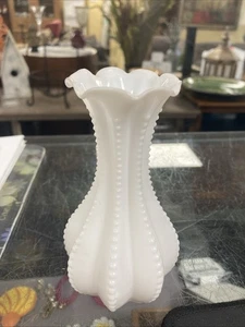 Vintage Imperial zarte weiße Milchglas Perlenrand Vase 5" hoch x 2,5" Durchmesser. - Bild 1 von 3