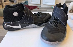 Scarpe sneakers alte Nike Kyrie 2 EYBL nere grigie 9,5 819583-010 3/12/16 usate in ottime condizioni - Foto 1 di 23