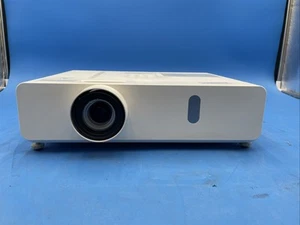 Panasonic PT-VW350 WXGA 1080P HDMI Projector 4000 ANSI Lumens 1196 Lamp Hours - Photo 1/3