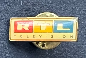 RTL TELEVISION GERMANY Pin Badge TV Broadcaster Staff Badge - Picture 1 of 2