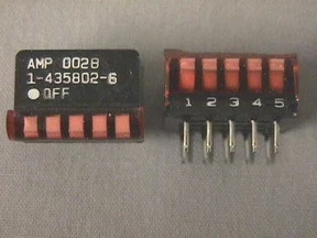 Interruptores SPST DIP accionados lateralmente de 5 posiciones 10 amperios 1-435802-5 sellados con cinta adhesiva Foto 1 de 1