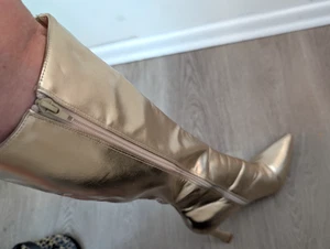 Botas de aguja doradas metálicas punta puntiaguda talla 10 funciona pequeño - Imagen 1 de 7