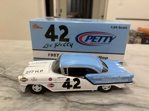 Lee Petty 1957 Oldsmobile Hardtop Nascar 1/24 Diecast #42 Racing Champions  - Bild 1 von 5