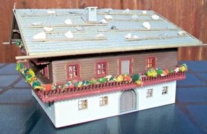 KIBRI Spur H0 - Haus im Alpenstil aus Hobbyaufgabe - schön dekoriert - s. Fotos - Picture 1 of 4