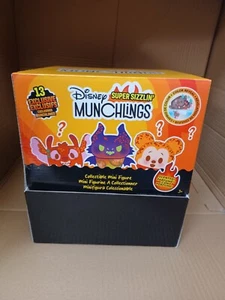 Schachtel mit 24 Super Sizzlin Disney Munchlings Sammelfiguren Mini Figuren 13 Exklusiv - Bild 1 von 7
