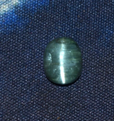 Turmalin Katzenauge 1,54 ct ct oval grün Chatoyance 3,9 x 6 x 7,2 mm - Bild 1 von 3